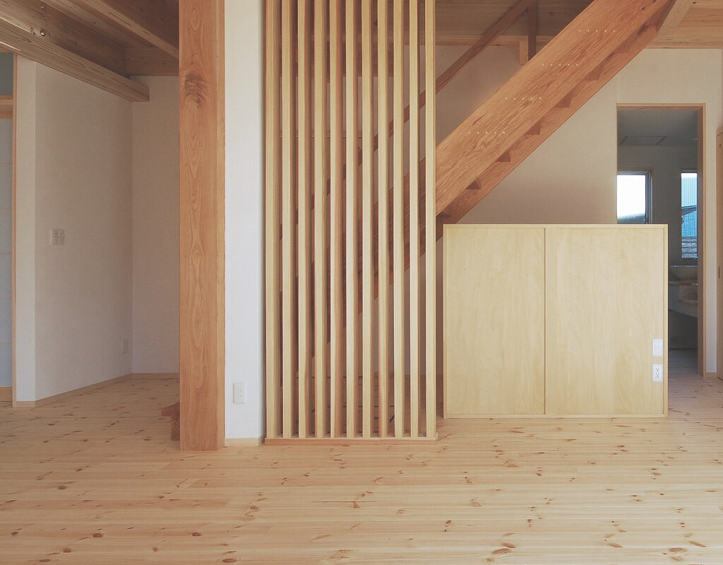 デザインされた階段下収納、木格子の目隠し。